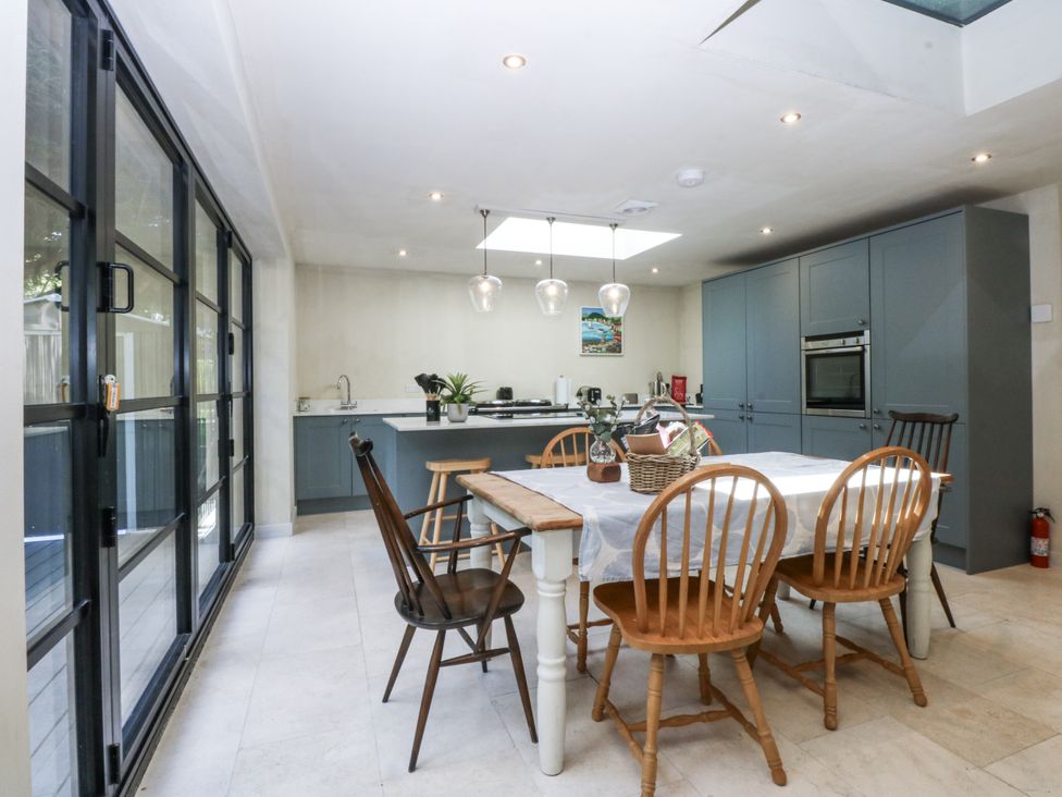 A kitchen with a table and chairs at Islwyn in Llanuwchllyn near Bala