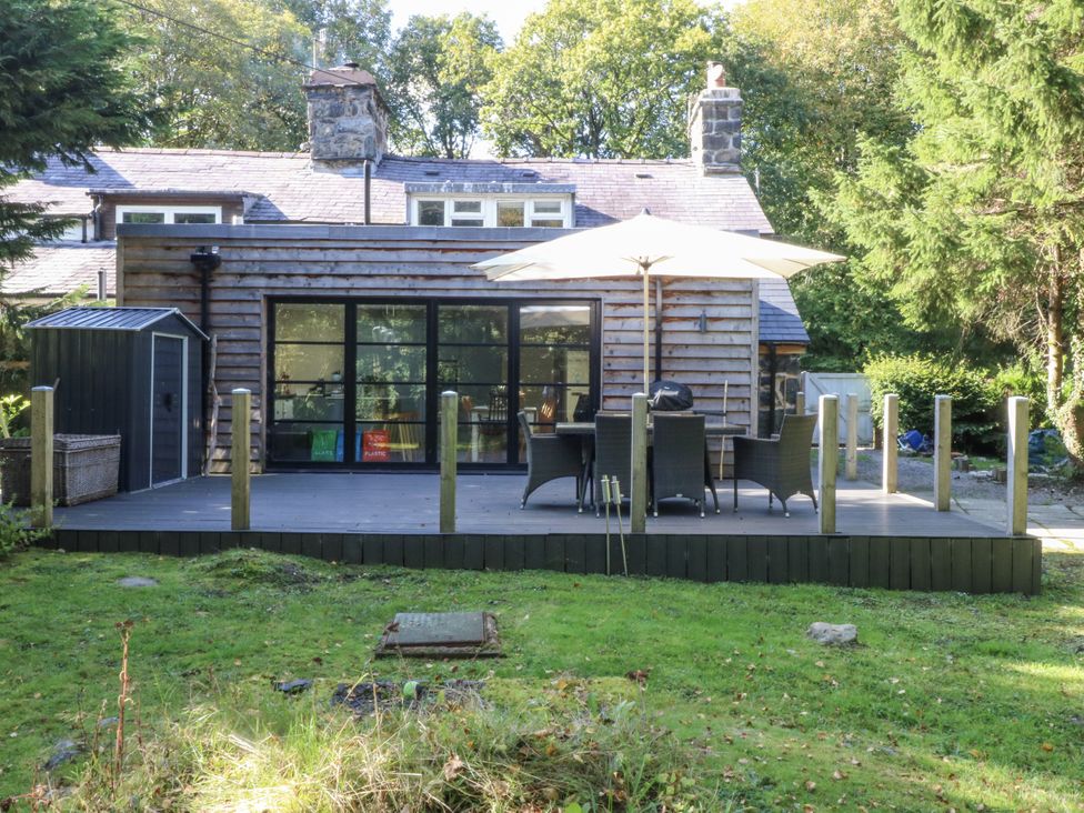 An outdoor deck with a table and chairs at Islwyn near Llanuwchllyn