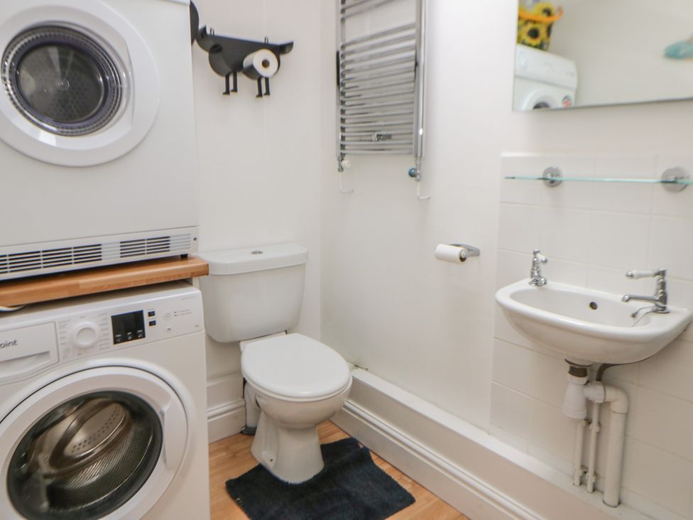 A laundry room with washing machine and dryer at Awen Ingli in Newport, Pembrokeshire