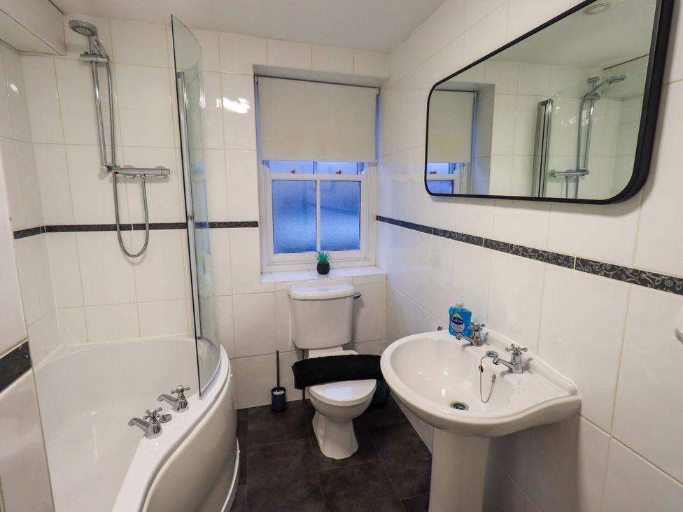 A bathroom with a bathtub, sink, and toilet at 21 Entry Lane, Kendal