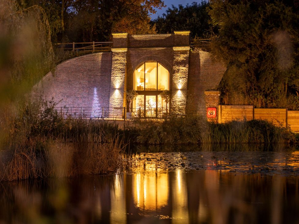 The Shepherds Hut at Bridge Lake Farm & Fishery - Cotswolds - 1094449 - thumbnail photo 16