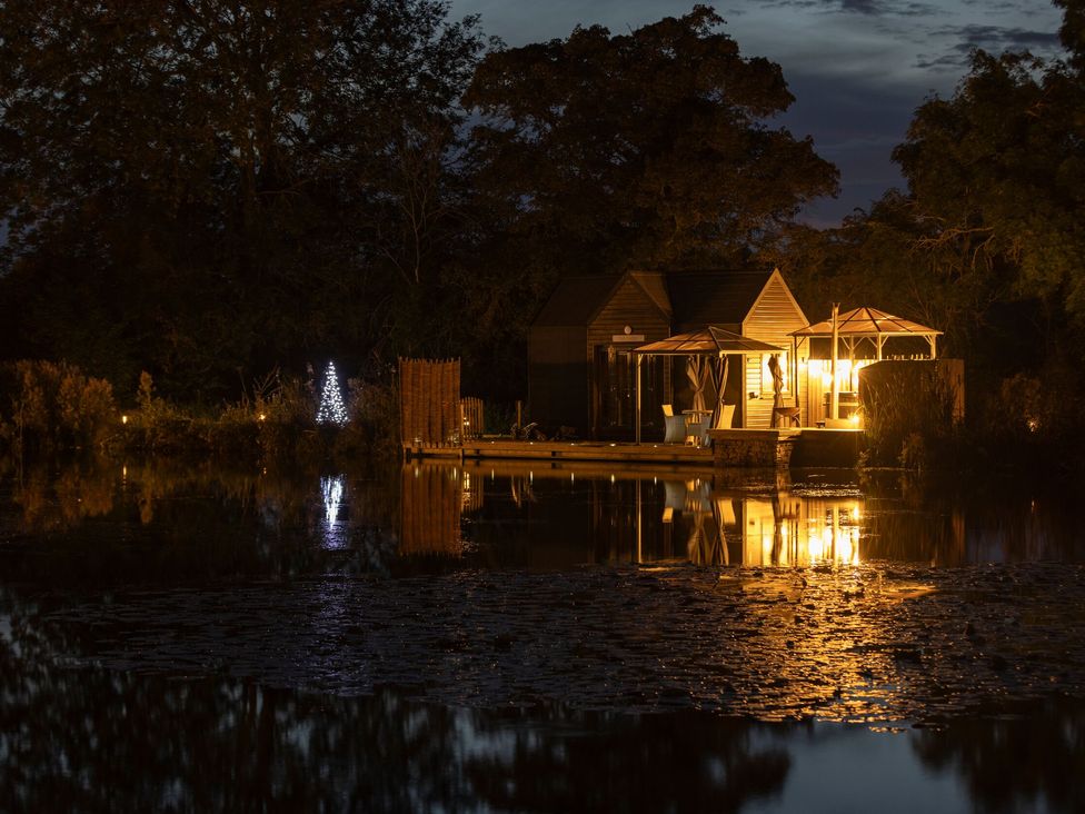 The Shepherds Hut at Bridge Lake Farm & Fishery - Cotswolds - 1094449 - thumbnail photo 18