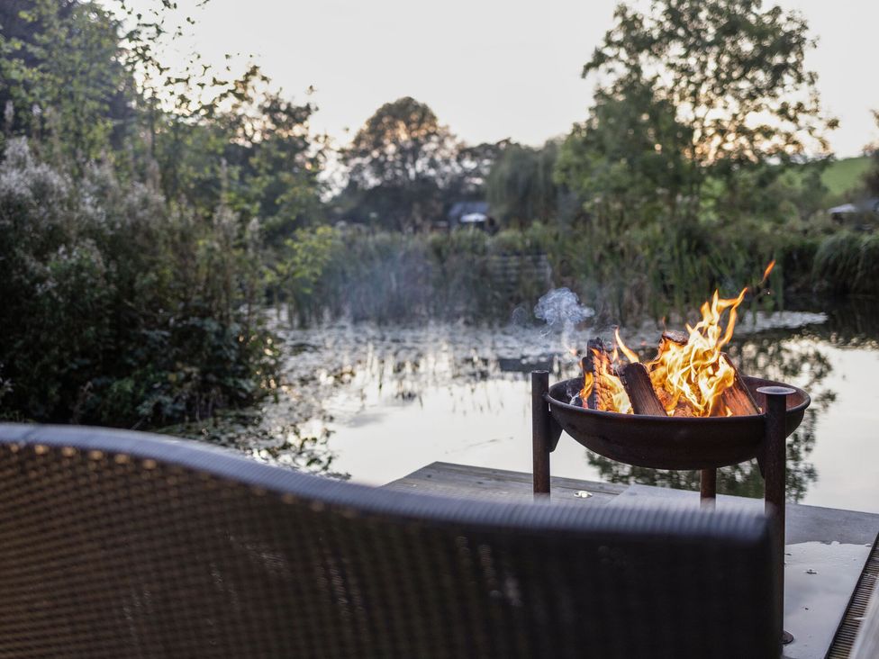 The Shepherds Hut at Bridge Lake Farm & Fishery - Cotswolds - 1094449 - thumbnail photo 17