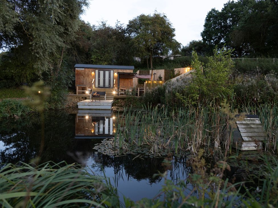 The Shepherds Hut at Bridge Lake Farm & Fishery - Cotswolds - 1094449 - thumbnail photo 23