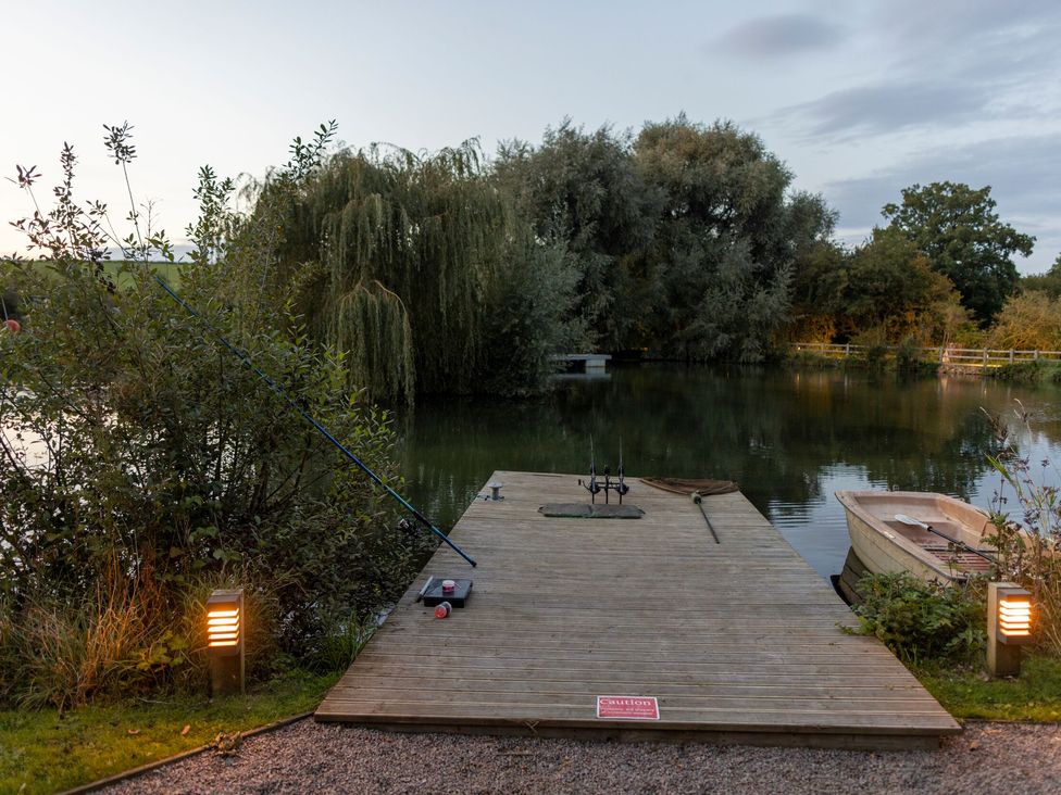 The Shepherds Hut at Bridge Lake Farm & Fishery - Cotswolds - 1094449 - thumbnail photo 22