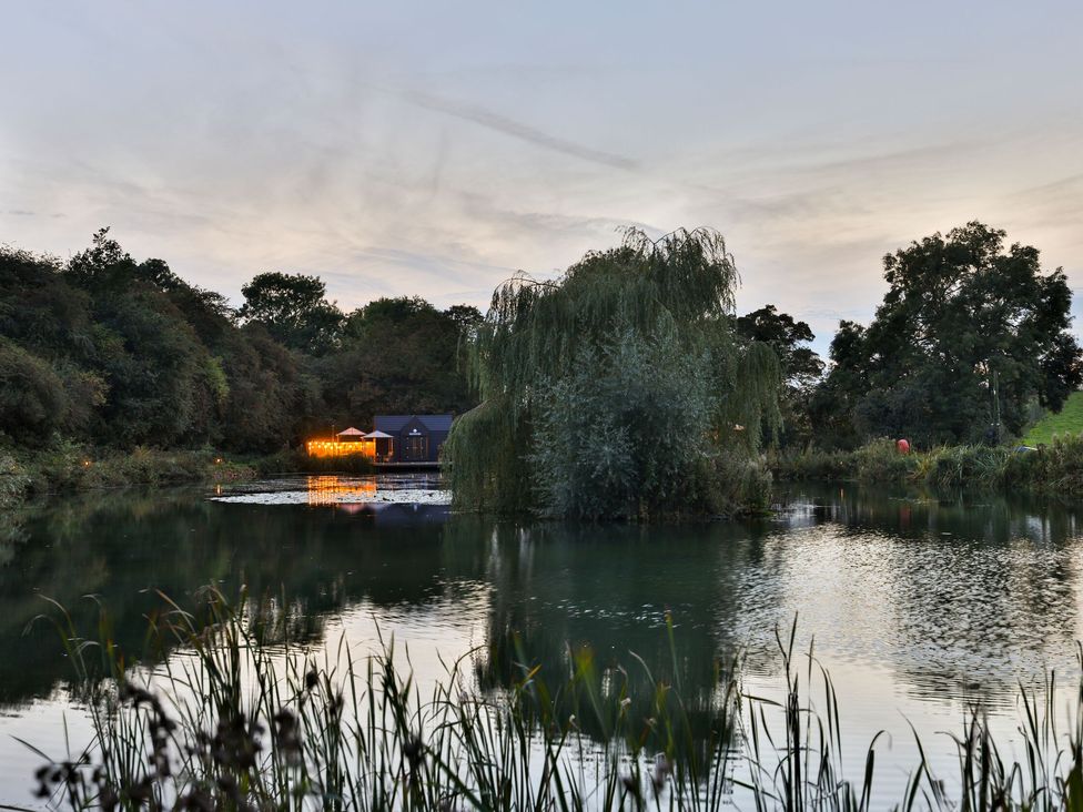 The Shepherds Hut at Bridge Lake Farm & Fishery - Cotswolds - 1094449 - thumbnail photo 23