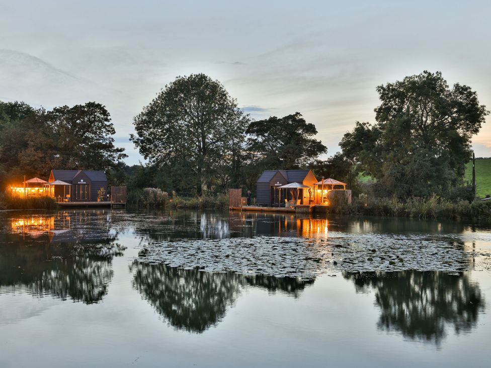 The Shepherds Hut at Bridge Lake Farm & Fishery - Cotswolds - 1094449 - thumbnail photo 25