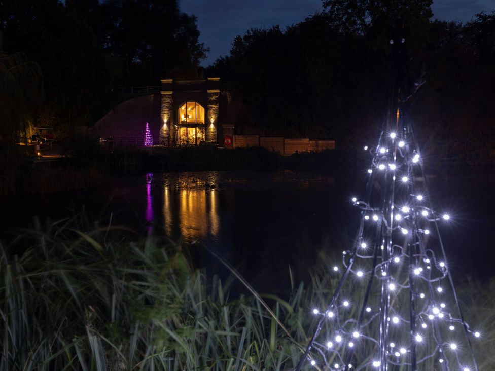 The Shepherds Hut at Bridge Lake Farm & Fishery - Cotswolds - 1094449 - thumbnail photo 32