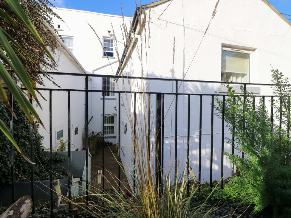 An outdoor area with plants and a fence at Willow Cottage in Ventnor