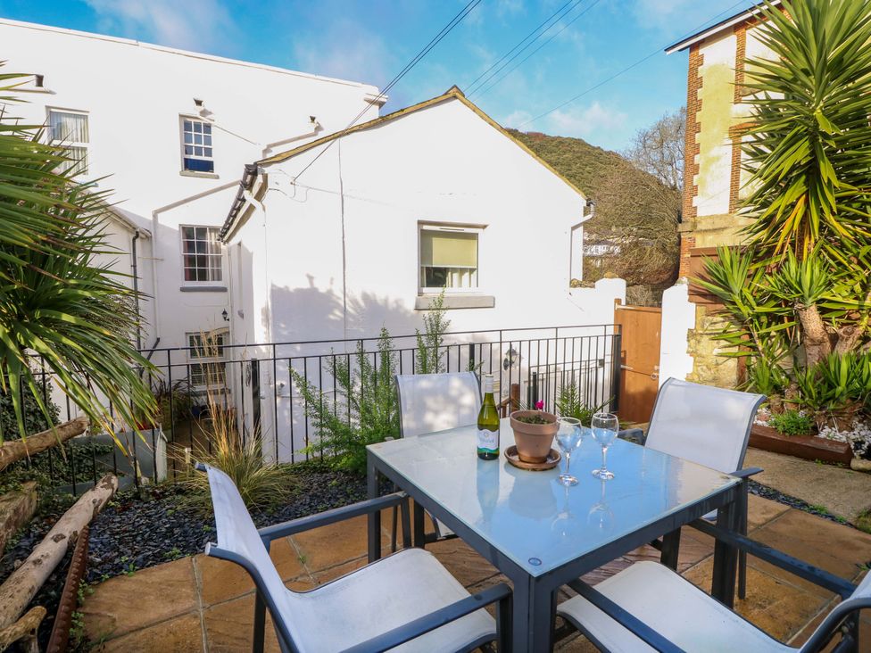 An outdoor area with a table and chairs at Willow Cottage in Ventnor