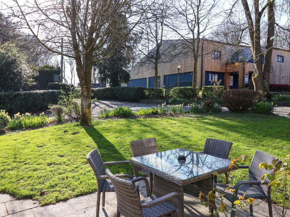 A garden with a table and chairs at Roughtor Cottage St Tudy