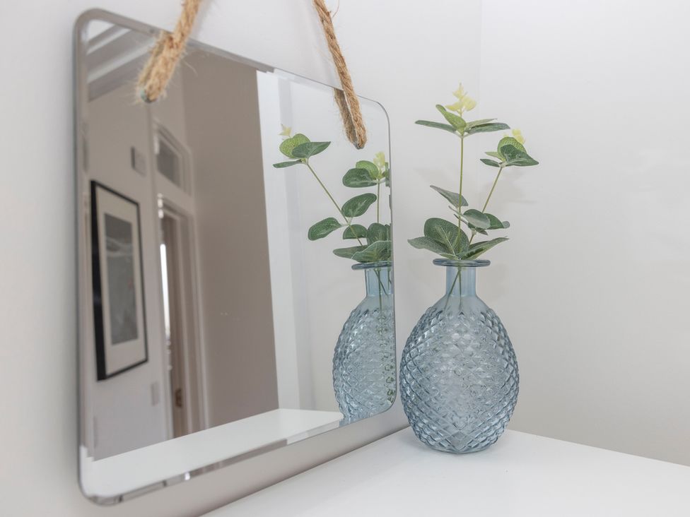 A mirror and a vase with a plant at 38 Venn Park Stoke Fleming