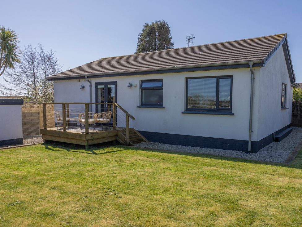A house with a deck and garden at 38 Venn Park in Stoke Fleming