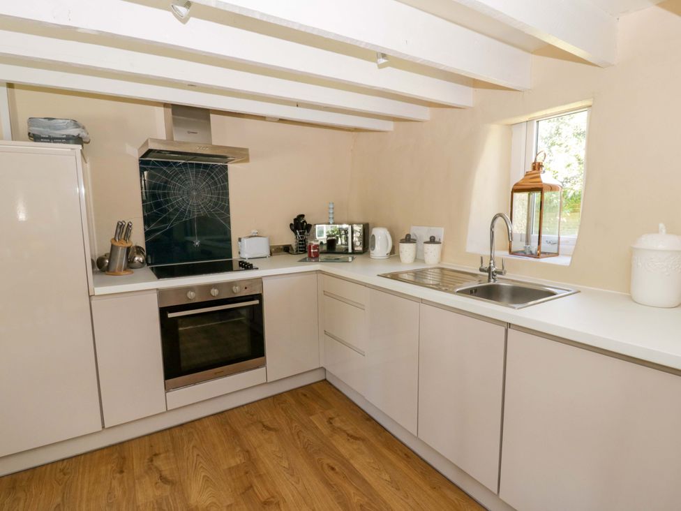 A kitchen with appliances and fixtures at Cobwebs Cold Inn near Saundersfoot