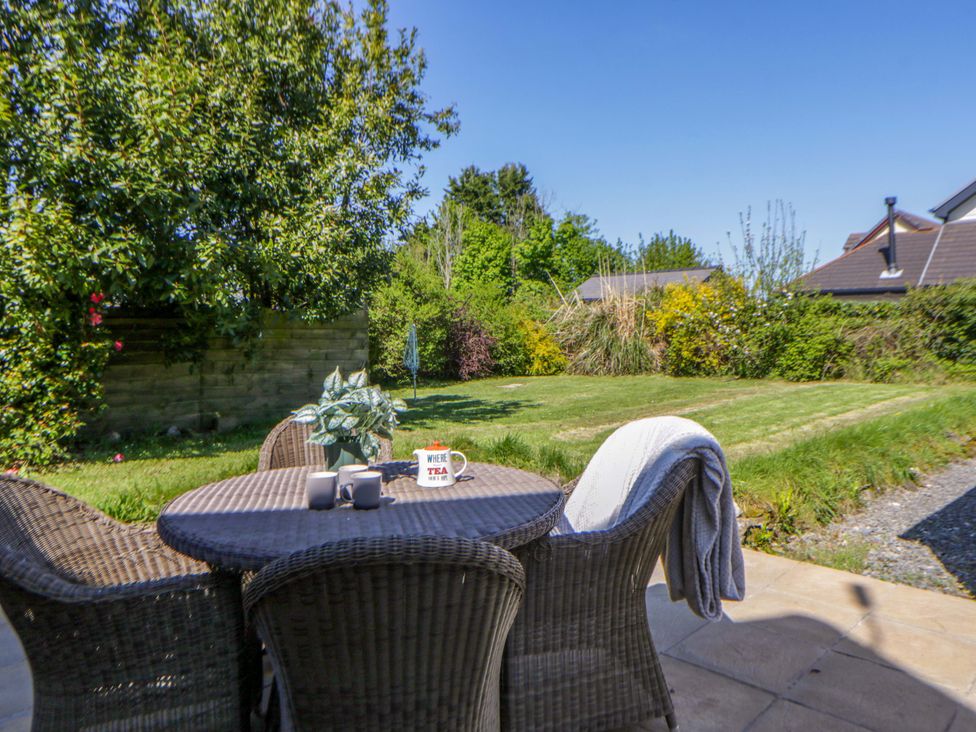 A garden with a table and chairs at Cobwebs Cold Inn near Saundersfoot