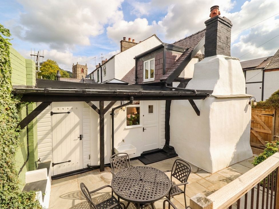 An outdoor area with a table and chairs at 18 Church Street in Llangollen
