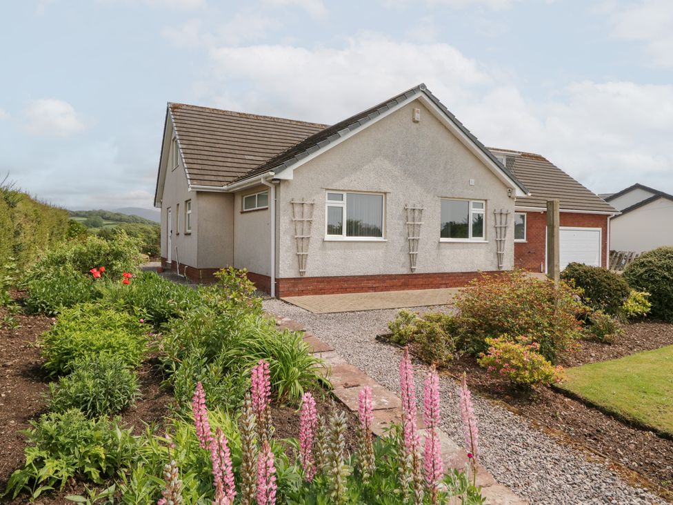 A house with a garden and driveway at Eildon Lodge in Gosforth