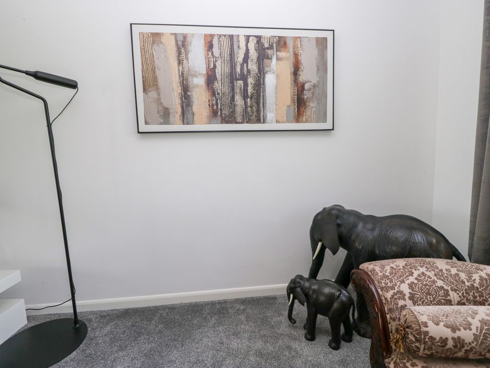 A living room with an elephant sculpture and a painting at Eildon Lodge in Gosforth