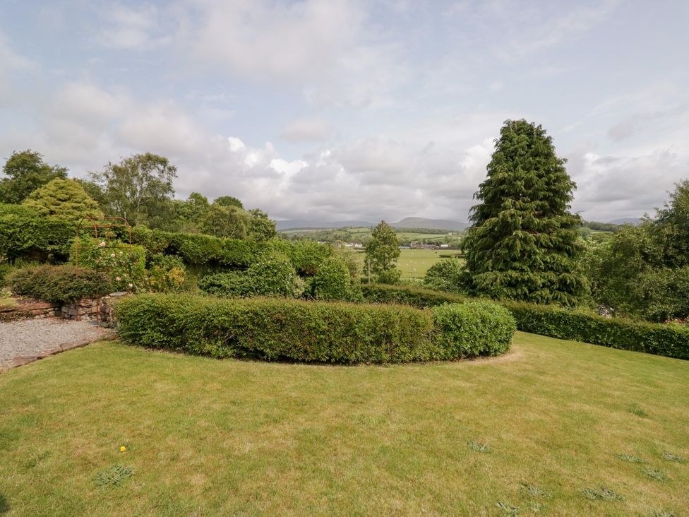A garden with hedges and trees at Eildon Lodge in Gosforth