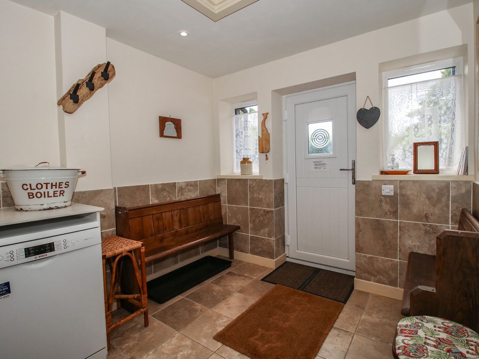 A hallway with a bench and a clothes boiler at Buzzards Breg in Builth Wells