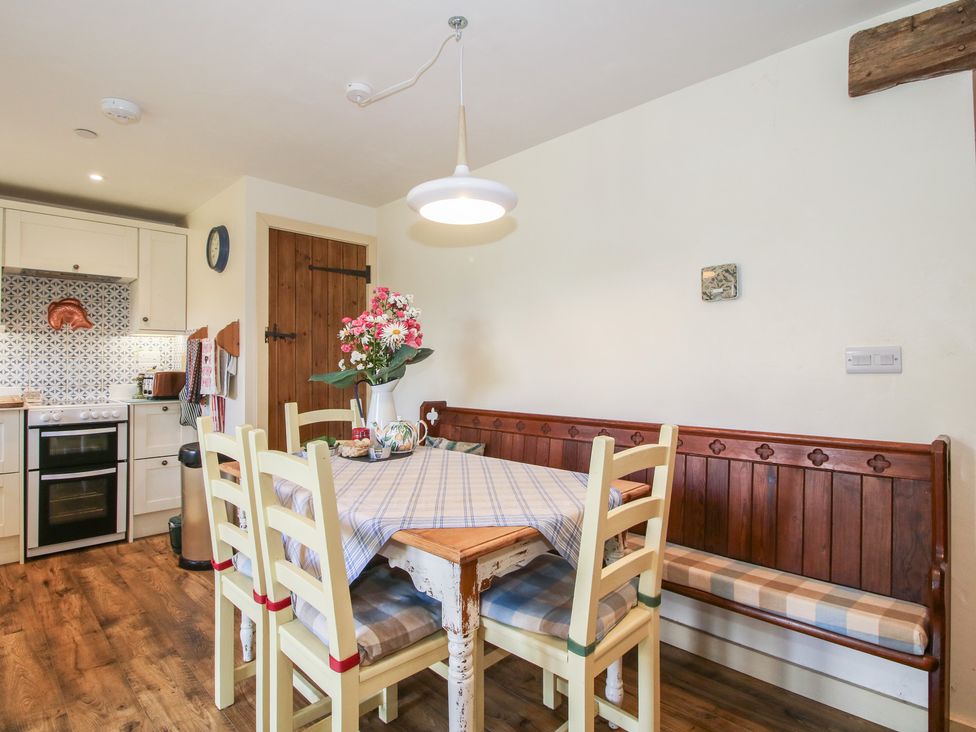 A kitchen with a dining table and chairs at Buzzards Breg in Builth Wells