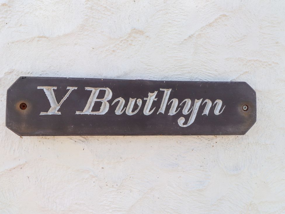 A sign displaying the name Y Bwythyn at 3 Tai Newydd Llanfaelog near Rhosneigr