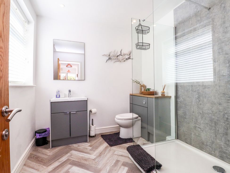 A bathroom with a shower and sink at 3 Tai Newydd Llanfaelog near Rhosneigr
