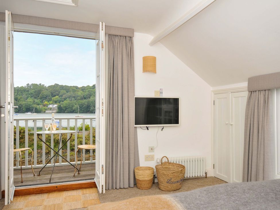 A bedroom with a view overlooking the river at Island House in Golant near Tywardreath