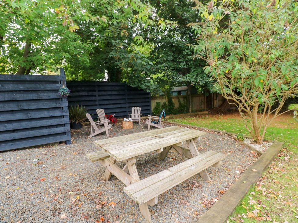 A garden area with a picnic table and chairs at Teifi Villa in St Dogmaels