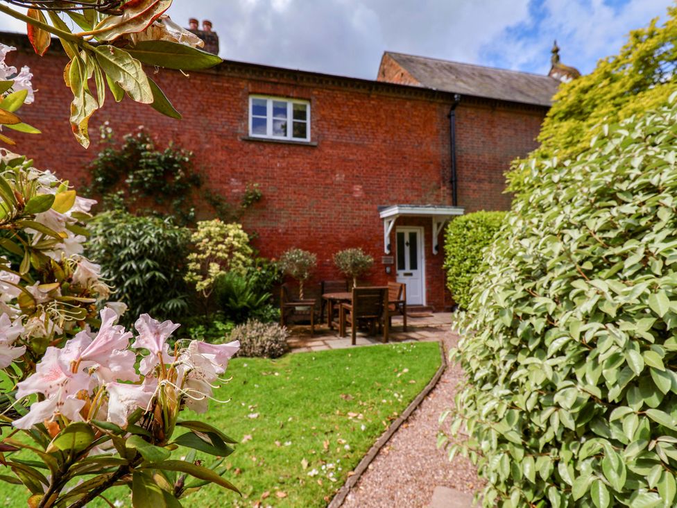 A garden with seating area at Carriage House Capesthorne near Chelford