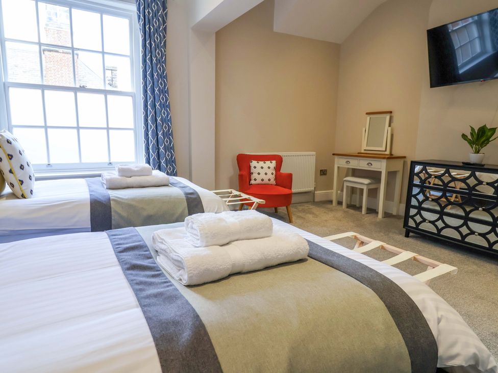 A bedroom with two beds in Carriage House Capesthorne near Chelford