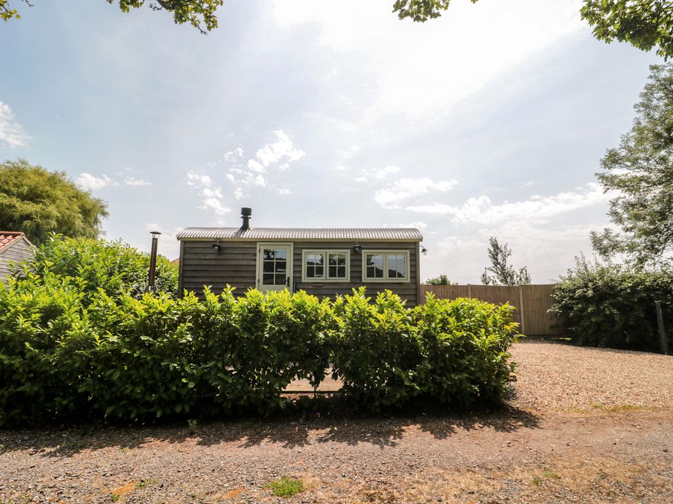 A house with bushes and gravel area at Acorn in Bleadon