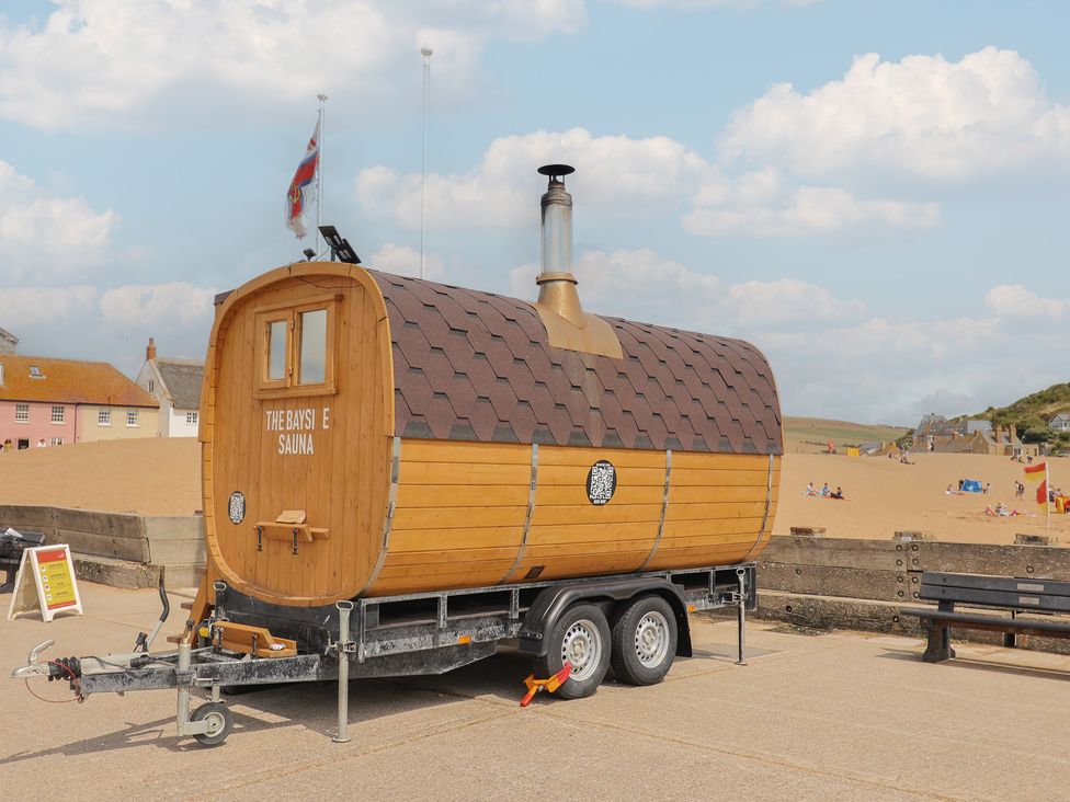 A sauna on wheels at the beach with a trailer at Flat F in 
