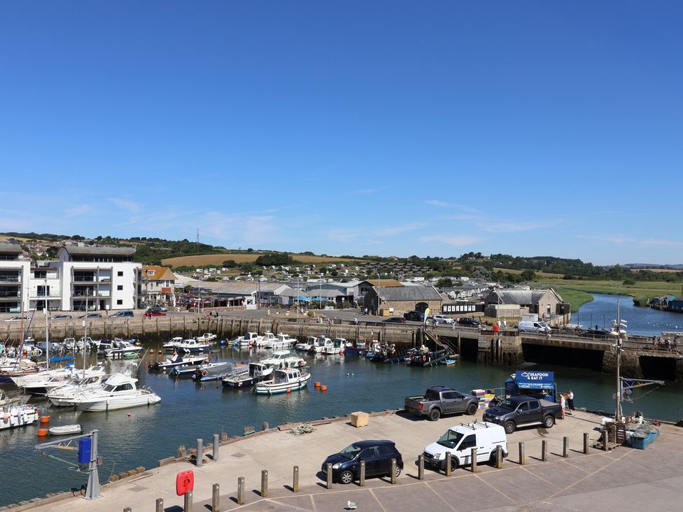 A harbor with boats and cars at Flat F 