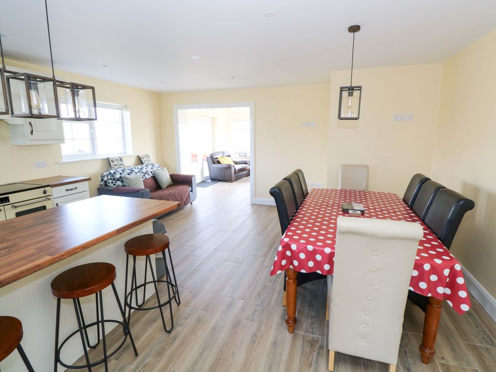 A dining room with a table and chairs at Tí Tom Nárta in Trabane near Lettermore, County Galway