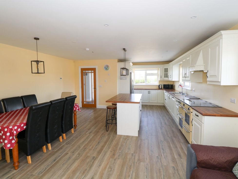 A kitchen with a dining area at Tí Tom Nárta in Trabane near Lettermore, County Galway