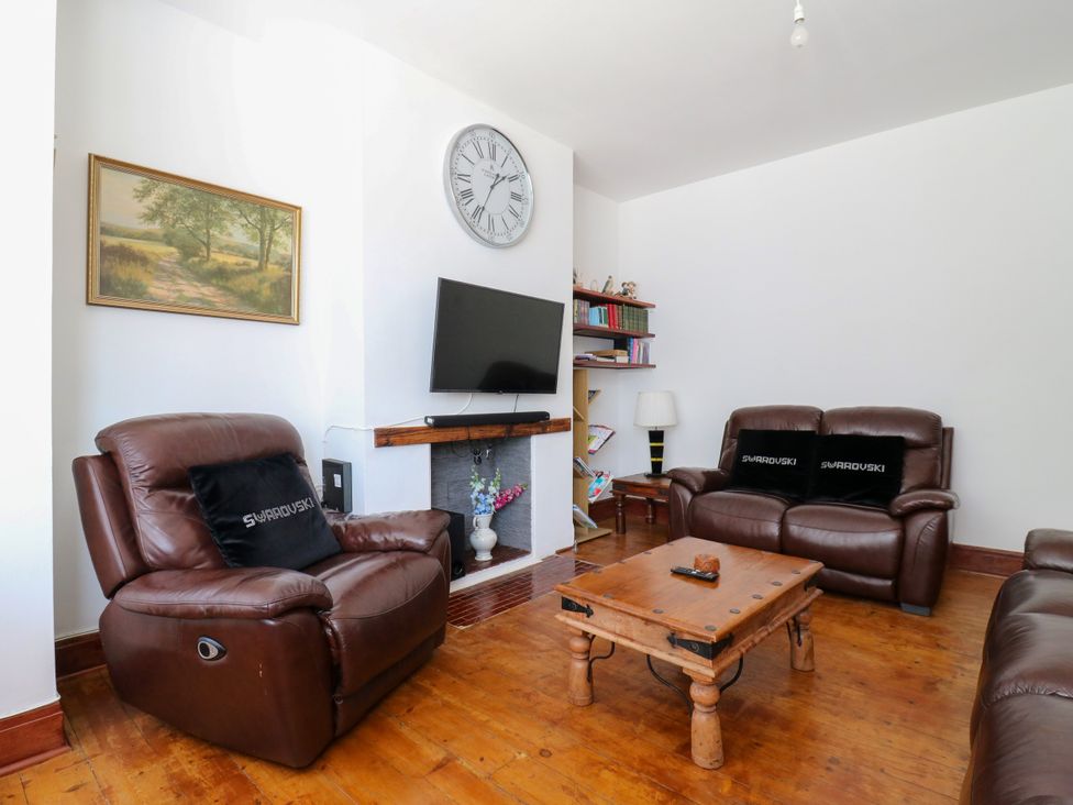 A living room with sofas and a television at Ninety Eight in Southend-On-Sea