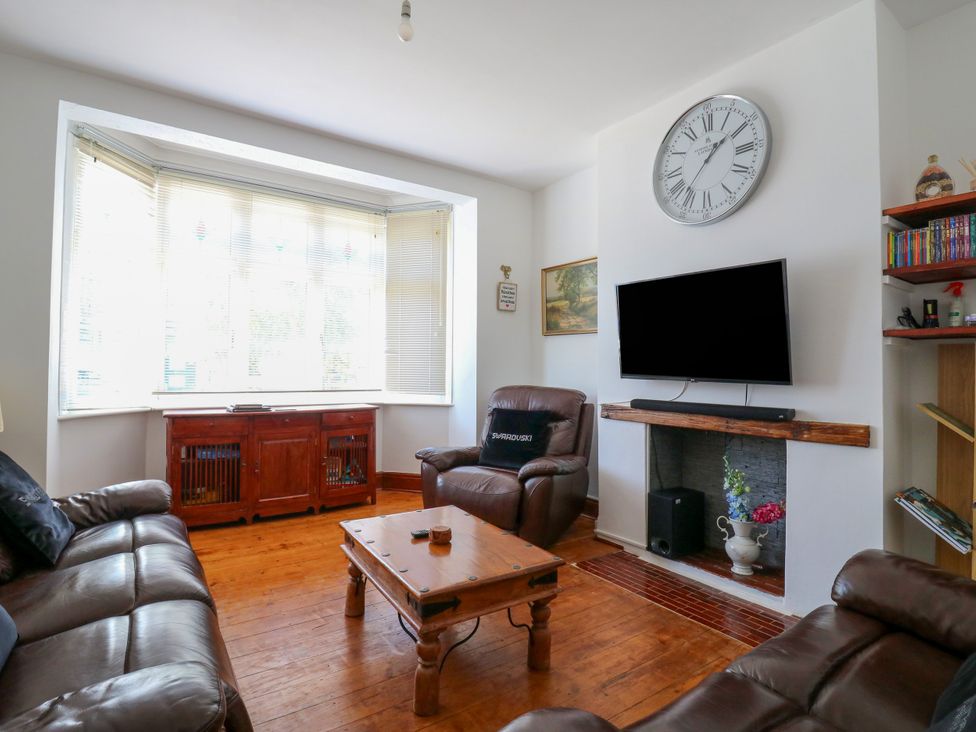 A living room with a coffee table and television at Ninety Eight in Southend-On-Sea