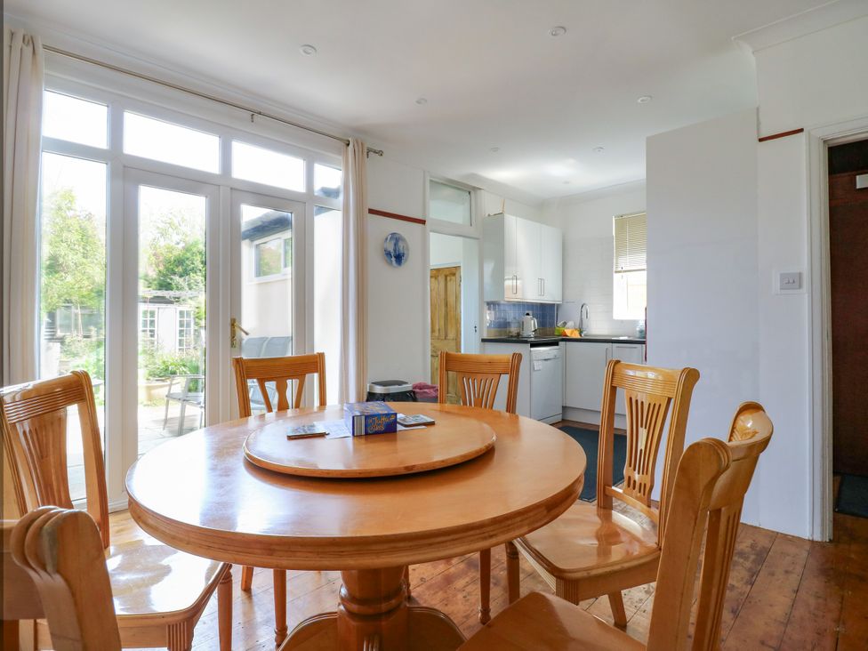 A dining room with a round table and chairs at Ninety Eight in Southend-On-Sea