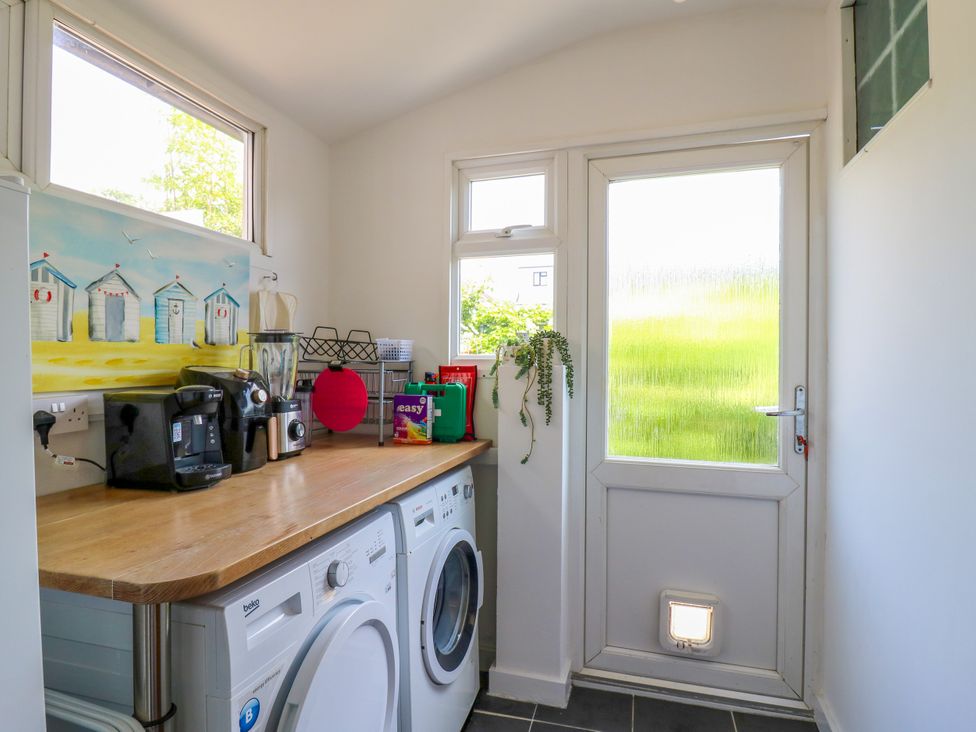 A laundry room with a washing machine and dryer at Ninety Eight in Southend-On-Sea