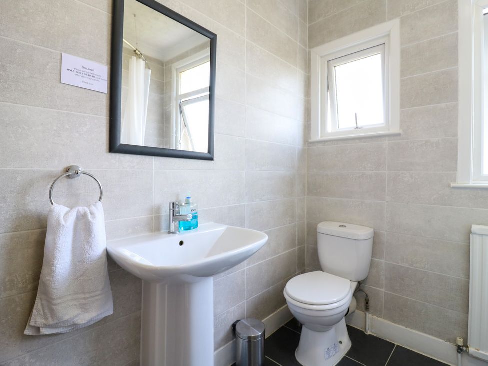 A bathroom with a washbasin and toilet at Ninety Eight in Southend-On-Sea