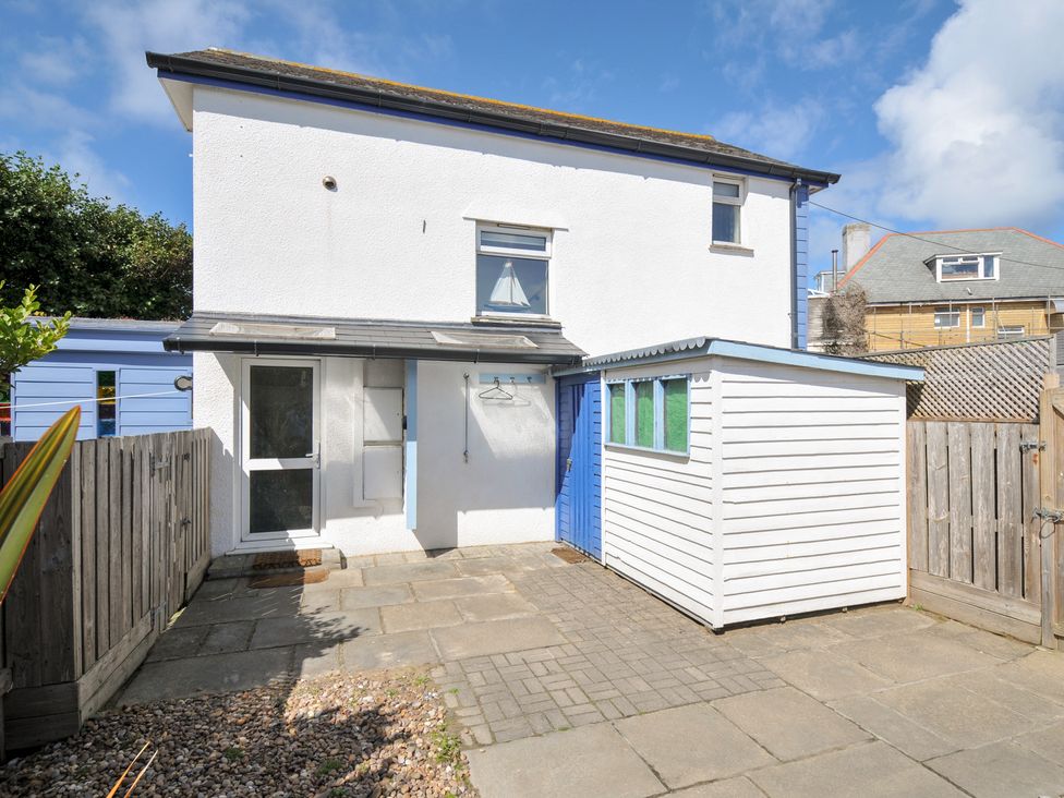 A house with a patio and a shed at Beachside in Polzeath