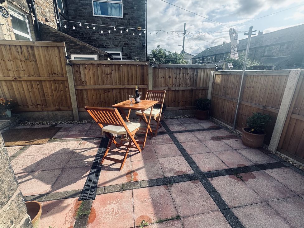 A garden with a table and chairs at 16 Oak Bank in Newtown near New Mills