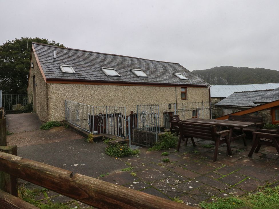 A building with benches and a path at Llofft Yr Yd in Porthmadog