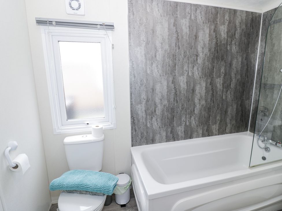 A bathroom with a toilet and bathtub at Serendipity