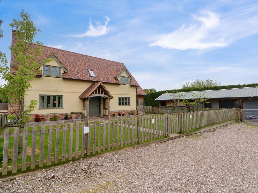 A house with a garden at Gayton Stables in Heswall