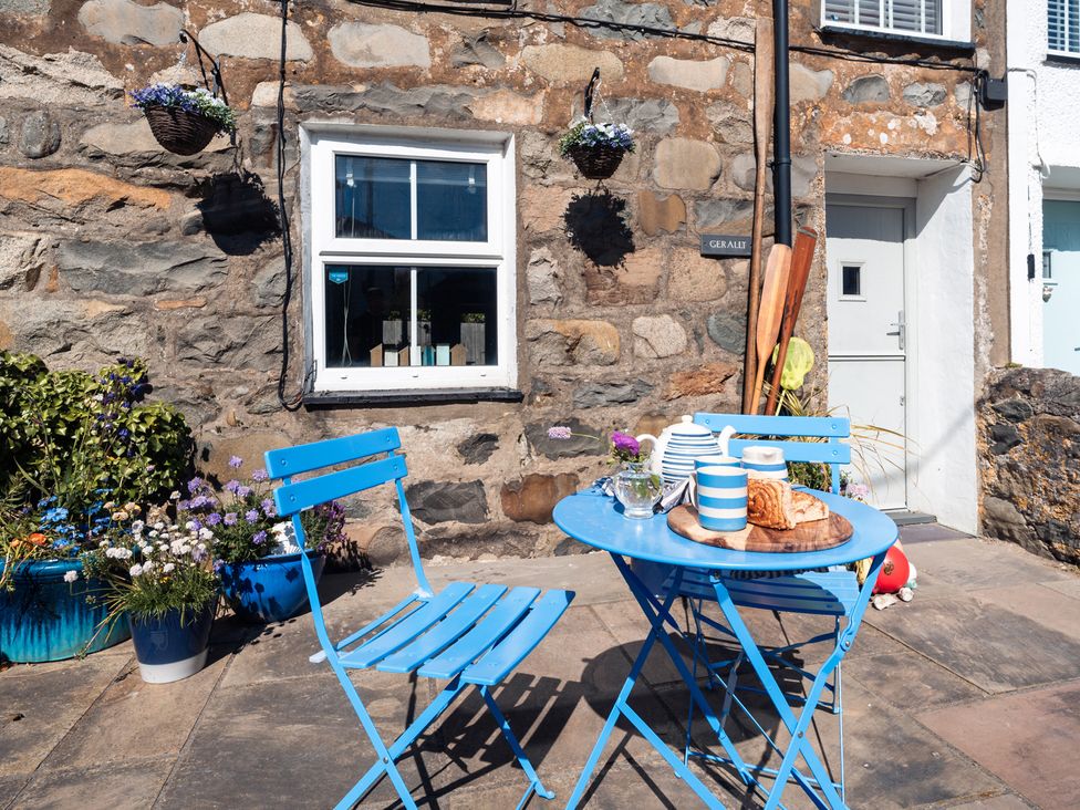 A table and chairs with food and drink at Gerallt in Morfa Nefyn