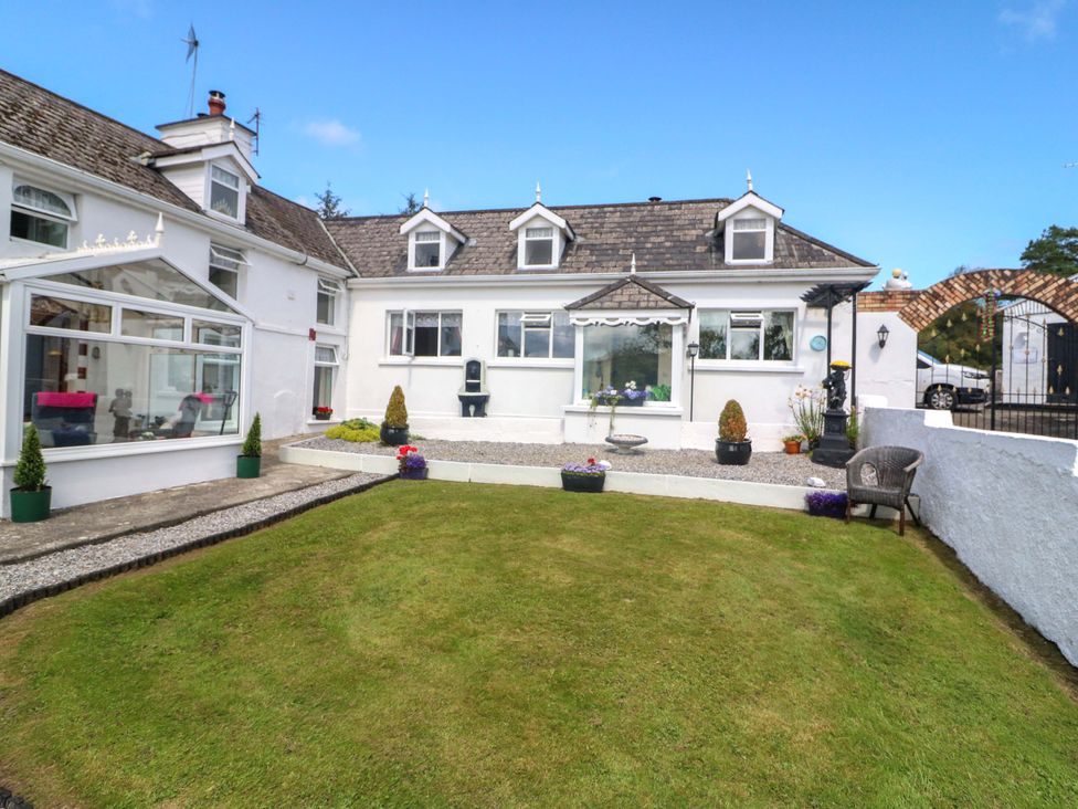 A house with a garden and pathway at Waterfall House in Dunmanway, County Cork
