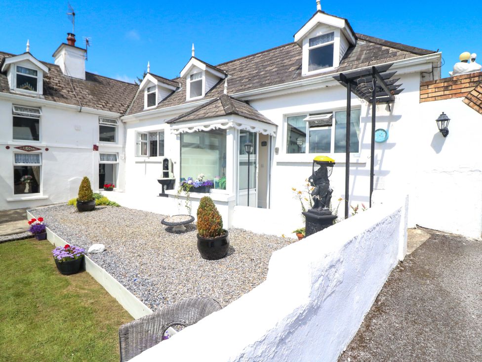 A house with a garden and planters at Waterfall House in Dunmanway, County Cork