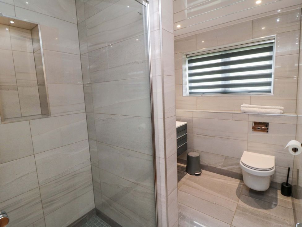 A bathroom featuring a shower and toilet at Wyvill House in Cayton
